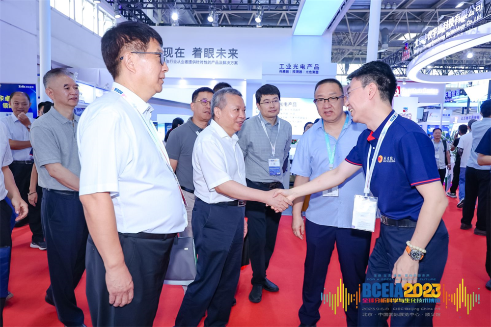 國家國防科技工業(yè)局局長張克儉蒞臨禾信儀器展臺(tái)參觀指導(dǎo)