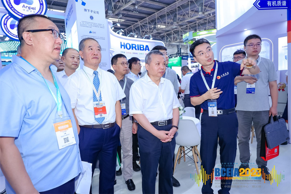 國家國防科技工業(yè)局局長張克儉蒞臨禾信儀器展臺(tái)參觀指導(dǎo)