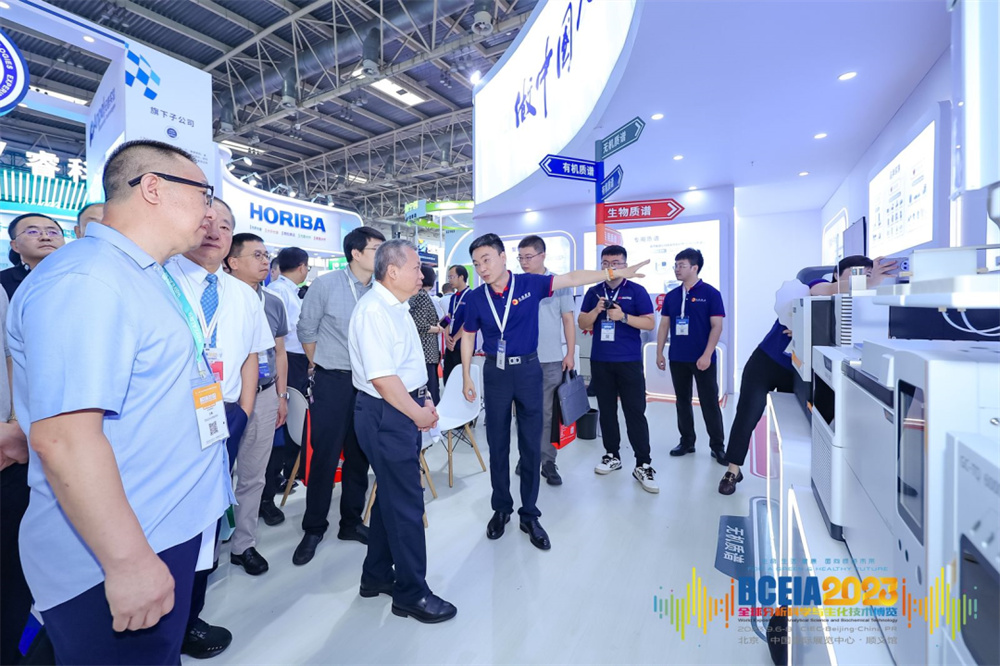 國家國防科技工業(yè)局局長張克儉蒞臨禾信儀器展臺(tái)參觀指導(dǎo)